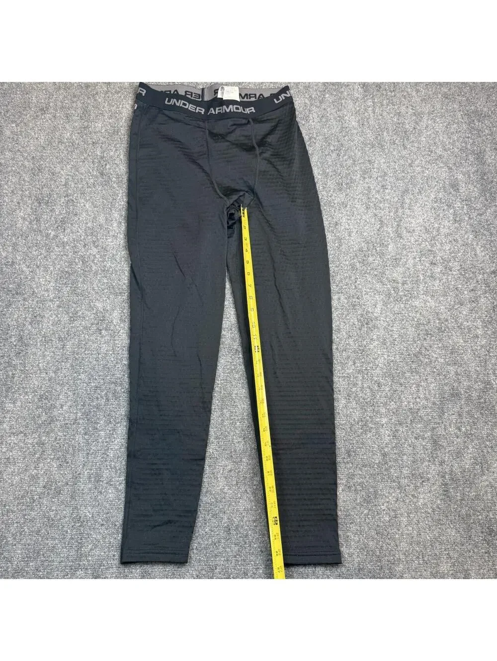 Under Armour black thermal leggings with subtle textured pattern Youth XL